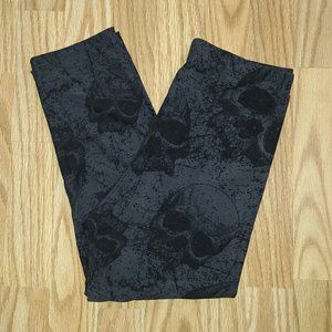 Viv Collection Black and Gray Skull Patterned Capri Leggings